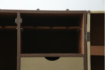 アメリカヴィンテージ　希少デザイン　国内流通少　収納構造が楽しいトランク風の布張りキャビネット　(R-085724)