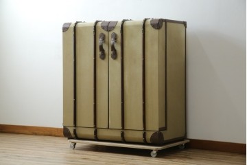 アメリカヴィンテージ　希少デザイン　国内流通少　収納構造が楽しいトランク風の布張りキャビネット　(R-085724)