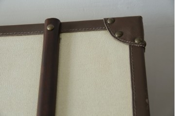 アメリカヴィンテージ　希少デザイン　国内流通少　収納構造が楽しいトランク風の布張りキャビネット　(R-085724)