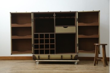 アメリカヴィンテージ　希少デザイン　国内流通少　収納構造が楽しいトランク風の布張りキャビネット　(R-085724)