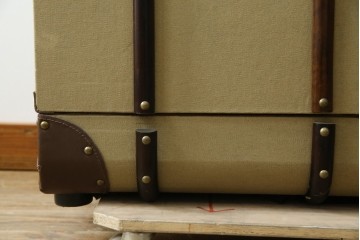 アメリカヴィンテージ　希少デザイン　国内流通少　収納構造が楽しいトランク風の布張りキャビネット　(R-085724)