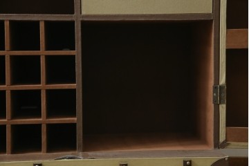 アメリカヴィンテージ　希少デザイン　国内流通少　収納構造が楽しいトランク風の布張りキャビネット　(R-085724)