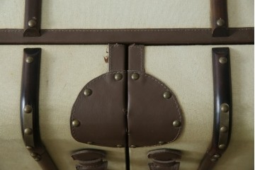 アメリカヴィンテージ　希少デザイン　国内流通少　収納構造が楽しいトランク風の布張りキャビネット　(R-085724)