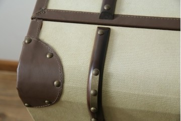 アメリカヴィンテージ　希少デザイン　国内流通少　収納構造が楽しいトランク風の布張りキャビネット　(R-085724)