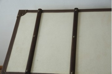 アメリカヴィンテージ　希少デザイン　国内流通少　収納構造が楽しいトランク風の布張りキャビネット　(R-085724)