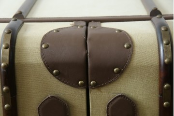 アメリカヴィンテージ　希少デザイン　国内流通少　収納構造が楽しいトランク風の布張りキャビネット　(R-085724)