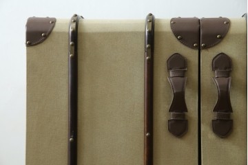 アメリカヴィンテージ　希少デザイン　国内流通少　収納構造が楽しいトランク風の布張りキャビネット　(R-085724)