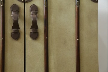 アメリカヴィンテージ　希少デザイン　国内流通少　収納構造が楽しいトランク風の布張りキャビネット　(R-085724)