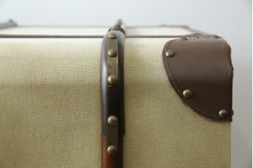 アメリカヴィンテージ　希少デザイン　国内流通少　収納構造が楽しいトランク風の布張りキャビネット　(R-085724)