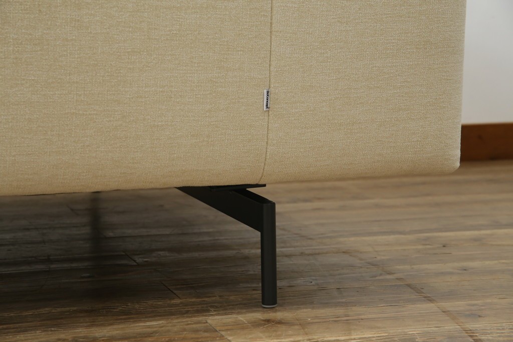 中古　超美品　購入から3ヶ月のほぼ新品　BoConcept(ボーコンセプト)　Amsterdam(アムステルダム)　保証書付き　シンプルモダンな2.5人掛けソファ　定価約60万円　(R-085726)