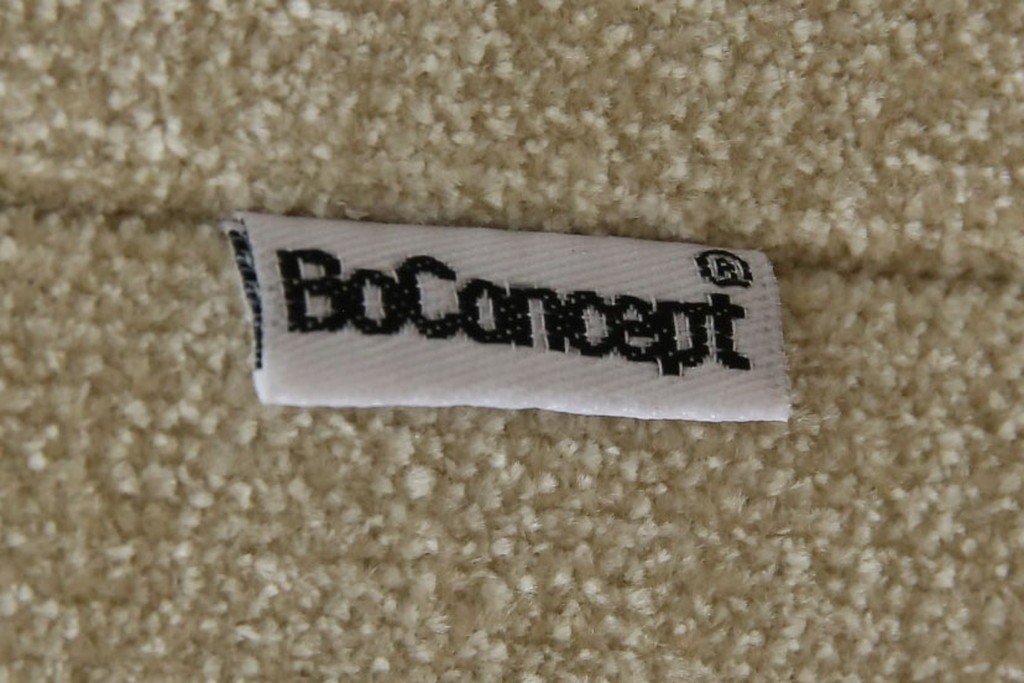 中古　超美品　購入から3ヶ月のほぼ新品　BoConcept(ボーコンセプト)　Amsterdam(アムステルダム)　保証書付き　シンプルモダンな2.5人掛けソファ　定価約60万円　(R-085726)