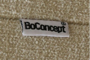 中古　超美品　購入から3ヶ月のほぼ新品　BoConcept(ボーコンセプト)　Amsterdam(アムステルダム)　保証書付き　シンプルモダンな2.5人掛けソファ　定価約60万円　(R-085726)