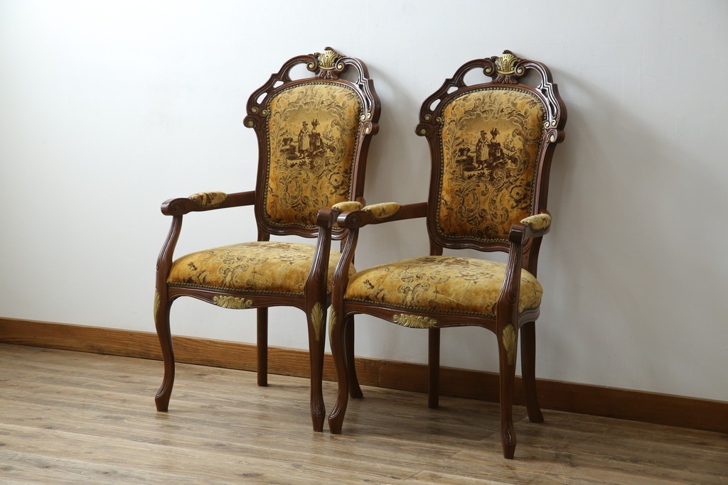 中古　美品　高級輸入家具エクセレンテ取り扱い　ウォールナットXゴールド　バロッコ(バロック)　繊細な彫刻が施された装飾が優雅な雰囲気を醸し出すアームチェア2脚　セット定価2脚で約24万5千円　(R-085727)