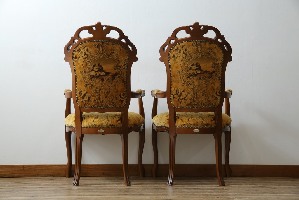 中古　美品　高級輸入家具エクセレンテ取り扱い　ウォールナットXゴールド　バロッコ(バロック)　繊細な彫刻が施された装飾が優雅な雰囲気を醸し出すアームチェア2脚　セット定価2脚で約24万5千円　(R-085727)
