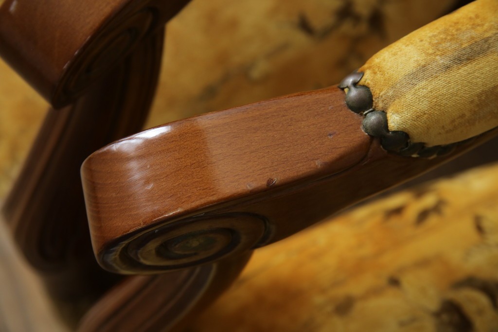 中古　美品　高級輸入家具エクセレンテ取り扱い　ウォールナットXゴールド　バロッコ(バロック)　繊細な彫刻が施された装飾が優雅な雰囲気を醸し出すアームチェア2脚　セット定価2脚で約24万5千円　(R-085727)