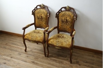 中古　美品　高級輸入家具エクセレンテ取り扱い　ウォールナットXゴールド　バロッコ(バロック)　繊細な彫刻が施された装飾が優雅な雰囲気を醸し出すアームチェア2脚　セット定価2脚で約24万5千円　(R-085727)