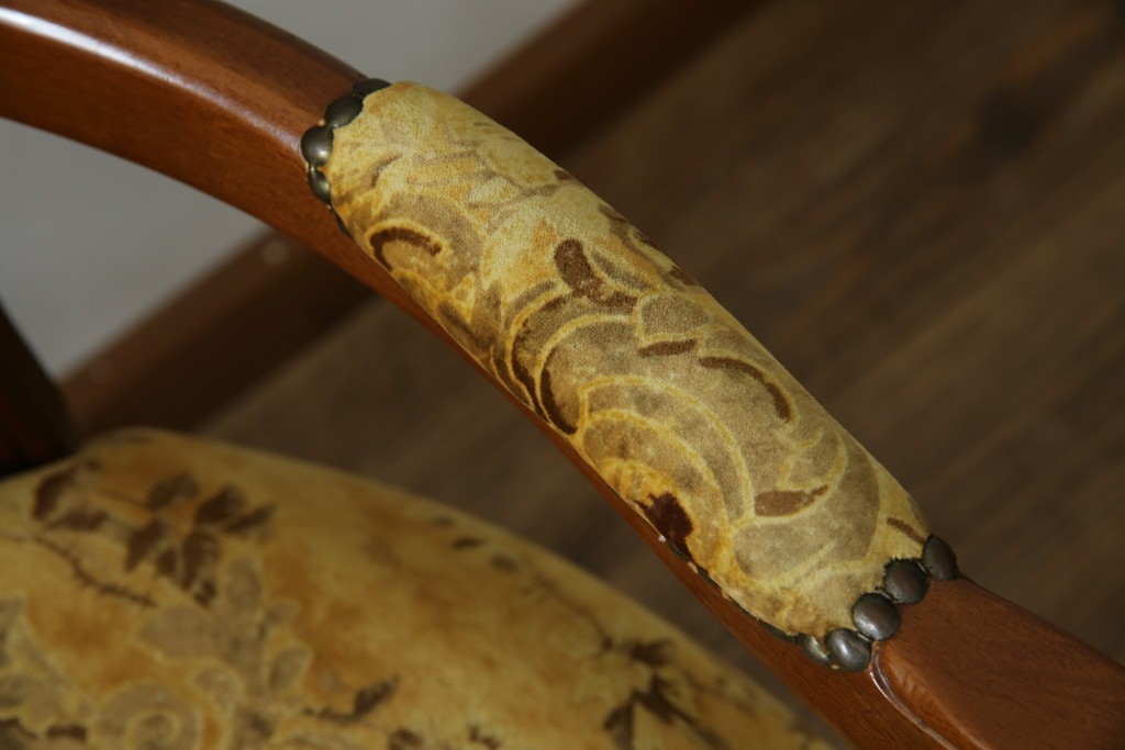 中古　美品　高級輸入家具エクセレンテ取り扱い　ウォールナットXゴールド　バロッコ(バロック)　繊細な彫刻が施された装飾が優雅な雰囲気を醸し出すアームチェア2脚　セット定価2脚で約24万5千円　(R-085727)