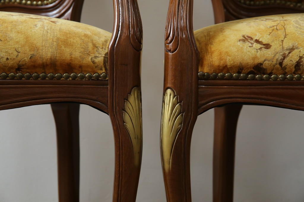 中古　美品　高級輸入家具エクセレンテ取り扱い　ウォールナットXゴールド　バロッコ(バロック)　繊細な彫刻が施された装飾が優雅な雰囲気を醸し出すアームチェア2脚　セット定価2脚で約24万5千円　(R-085727)