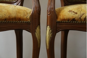 中古　美品　高級輸入家具エクセレンテ取り扱い　ウォールナットXゴールド　バロッコ(バロック)　繊細な彫刻が施された装飾が優雅な雰囲気を醸し出すアームチェア2脚　セット定価2脚で約24万5千円　(R-085727)