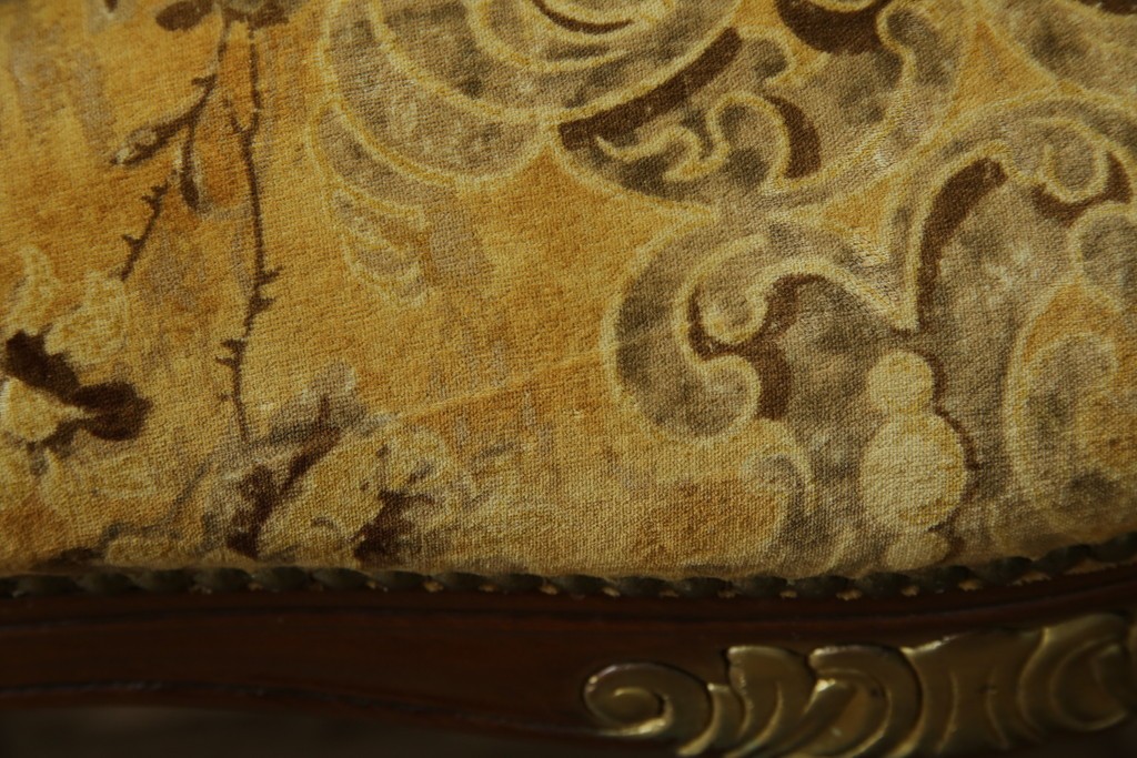 中古　美品　高級輸入家具エクセレンテ取り扱い　ウォールナットXゴールド　バロッコ(バロック)　繊細な彫刻が施された装飾が優雅な雰囲気を醸し出すアームチェア2脚　セット定価2脚で約24万5千円　(R-085727)