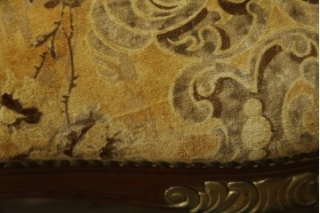 中古　美品　高級輸入家具エクセレンテ取り扱い　ウォールナットXゴールド　バロッコ(バロック)　繊細な彫刻が施された装飾が優雅な雰囲気を醸し出すアームチェア2脚　セット定価2脚で約24万5千円　(R-085727)