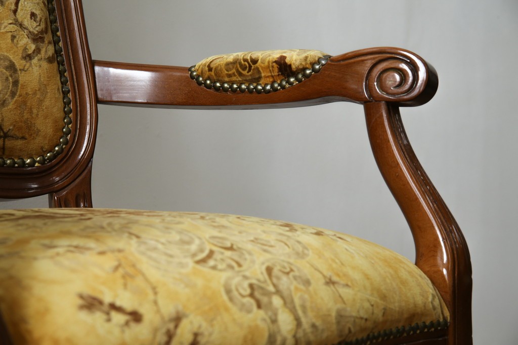 中古　美品　高級輸入家具エクセレンテ取り扱い　ウォールナットXゴールド　バロッコ(バロック)　繊細な彫刻が施された装飾が優雅な雰囲気を醸し出すアームチェア2脚　セット定価2脚で約24万5千円　(R-085727)