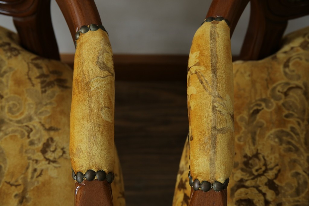 中古　美品　高級輸入家具エクセレンテ取り扱い　ウォールナットXゴールド　バロッコ(バロック)　繊細な彫刻が施された装飾が優雅な雰囲気を醸し出すアームチェア2脚　セット定価2脚で約24万5千円　(R-085727)