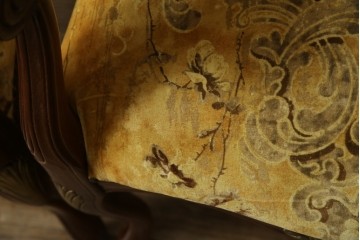 中古　美品　高級輸入家具エクセレンテ取り扱い　ウォールナットXゴールド　バロッコ(バロック)　繊細な彫刻が施された装飾が優雅な雰囲気を醸し出すアームチェア2脚　セット定価2脚で約24万5千円　(R-085727)