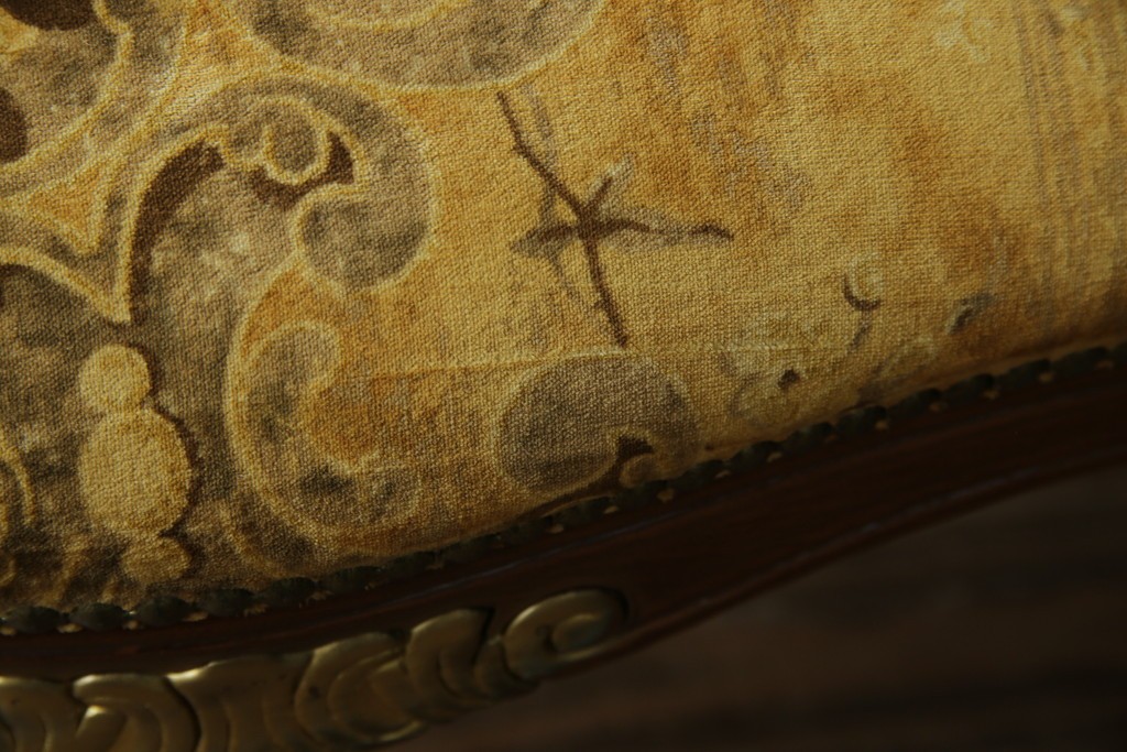 中古　美品　高級輸入家具エクセレンテ取り扱い　ウォールナットXゴールド　バロッコ(バロック)　繊細な彫刻が施された装飾が優雅な雰囲気を醸し出すアームチェア2脚　セット定価2脚で約24万5千円　(R-085727)