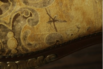 中古　美品　高級輸入家具エクセレンテ取り扱い　ウォールナットXゴールド　バロッコ(バロック)　繊細な彫刻が施された装飾が優雅な雰囲気を醸し出すアームチェア2脚　セット定価2脚で約24万5千円　(R-085727)