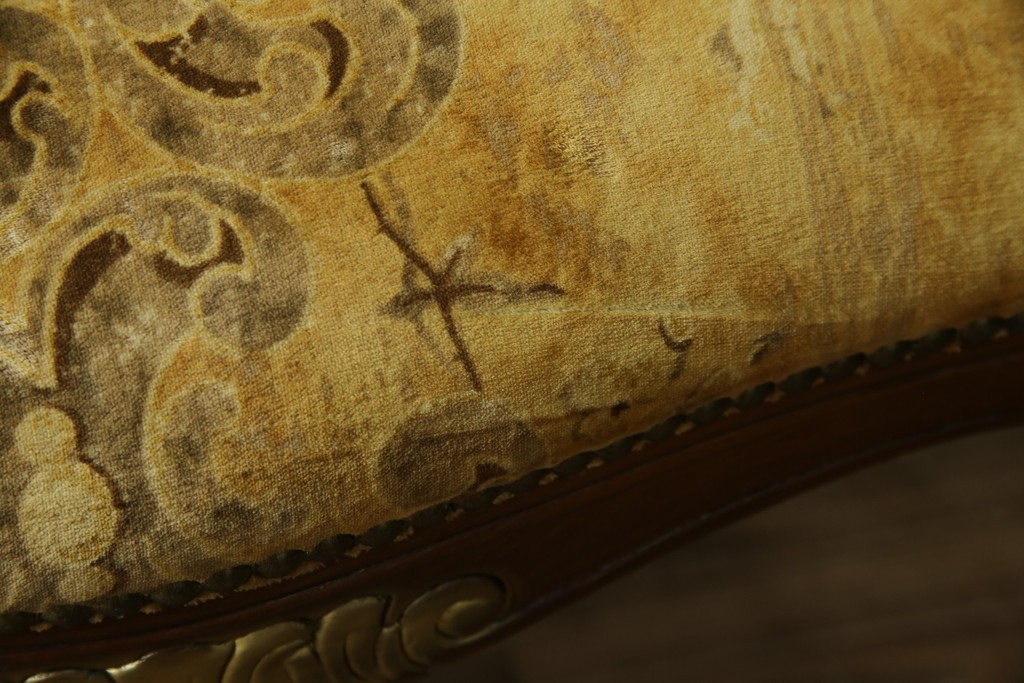 中古　美品　高級輸入家具エクセレンテ取り扱い　ウォールナットXゴールド　バロッコ(バロック)　繊細な彫刻が施された装飾が優雅な雰囲気を醸し出すアームチェア2脚　セット定価2脚で約24万5千円　(R-085727)