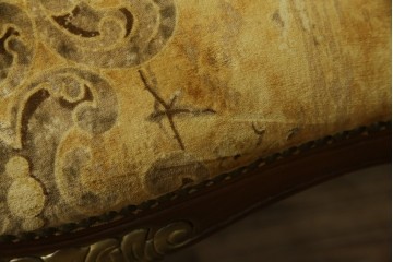 中古　美品　高級輸入家具エクセレンテ取り扱い　ウォールナットXゴールド　バロッコ(バロック)　繊細な彫刻が施された装飾が優雅な雰囲気を醸し出すアームチェア2脚　セット定価2脚で約24万5千円　(R-085727)