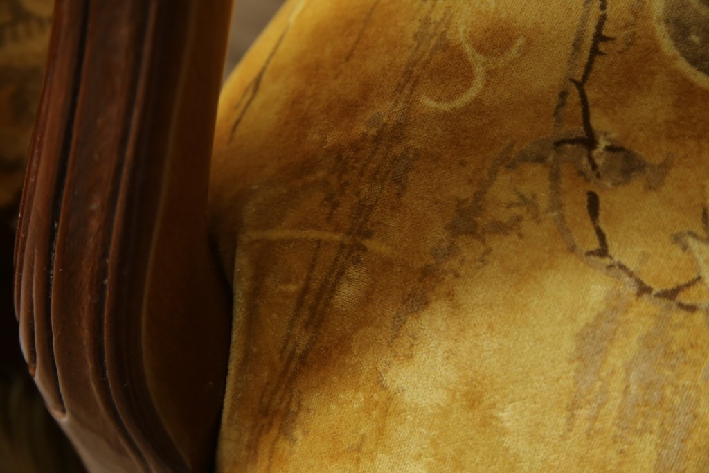 中古　美品　高級輸入家具エクセレンテ取り扱い　ウォールナットXゴールド　バロッコ(バロック)　繊細な彫刻が施された装飾が優雅な雰囲気を醸し出すアームチェア2脚　セット定価2脚で約24万5千円　(R-085727)