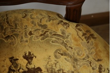 中古　美品　高級輸入家具エクセレンテ取り扱い　ウォールナットXゴールド　バロッコ(バロック)　繊細な彫刻が施された装飾が優雅な雰囲気を醸し出すアームチェア2脚　セット定価2脚で約24万5千円　(R-085727)