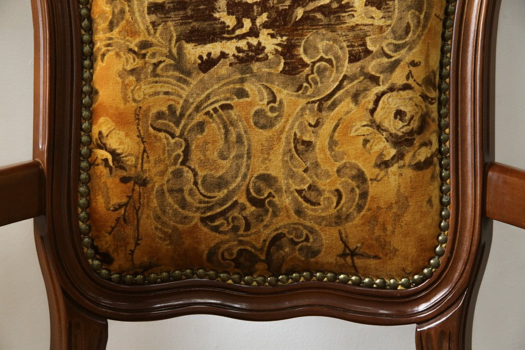 中古　美品　高級輸入家具エクセレンテ取り扱い　ウォールナットXゴールド　バロッコ(バロック)　繊細な彫刻が施された装飾が優雅な雰囲気を醸し出すアームチェア2脚　セット定価2脚で約24万5千円　(R-085727)