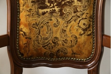 中古　美品　高級輸入家具エクセレンテ取り扱い　ウォールナットXゴールド　バロッコ(バロック)　繊細な彫刻が施された装飾が優雅な雰囲気を醸し出すアームチェア2脚　セット定価2脚で約24万5千円　(R-085727)