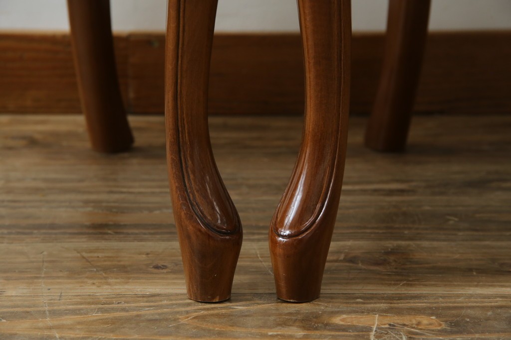 中古　美品　高級輸入家具エクセレンテ取り扱い　ウォールナットXゴールド　バロッコ(バロック)　繊細な彫刻が施された装飾が優雅な雰囲気を醸し出すアームチェア2脚　セット定価2脚で約24万5千円　(R-085727)