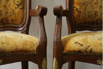 中古　美品　高級輸入家具エクセレンテ取り扱い　ウォールナットXゴールド　バロッコ(バロック)　繊細な彫刻が施された装飾が優雅な雰囲気を醸し出すアームチェア2脚　セット定価2脚で約24万5千円　(R-085727)