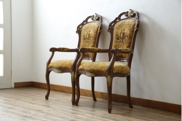 中古　美品　高級輸入家具エクセレンテ取り扱い　ウォールナットXゴールド　バロッコ(バロック)　繊細な彫刻が施された装飾が優雅な雰囲気を醸し出すアームチェア2脚　セット定価2脚で約24万5千円　(R-085727)
