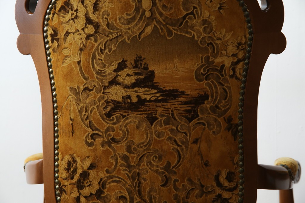 中古　美品　高級輸入家具エクセレンテ取り扱い　ウォールナットXゴールド　バロッコ(バロック)　繊細な彫刻が施された装飾が優雅な雰囲気を醸し出すアームチェア2脚　セット定価2脚で約24万5千円　(R-085727)