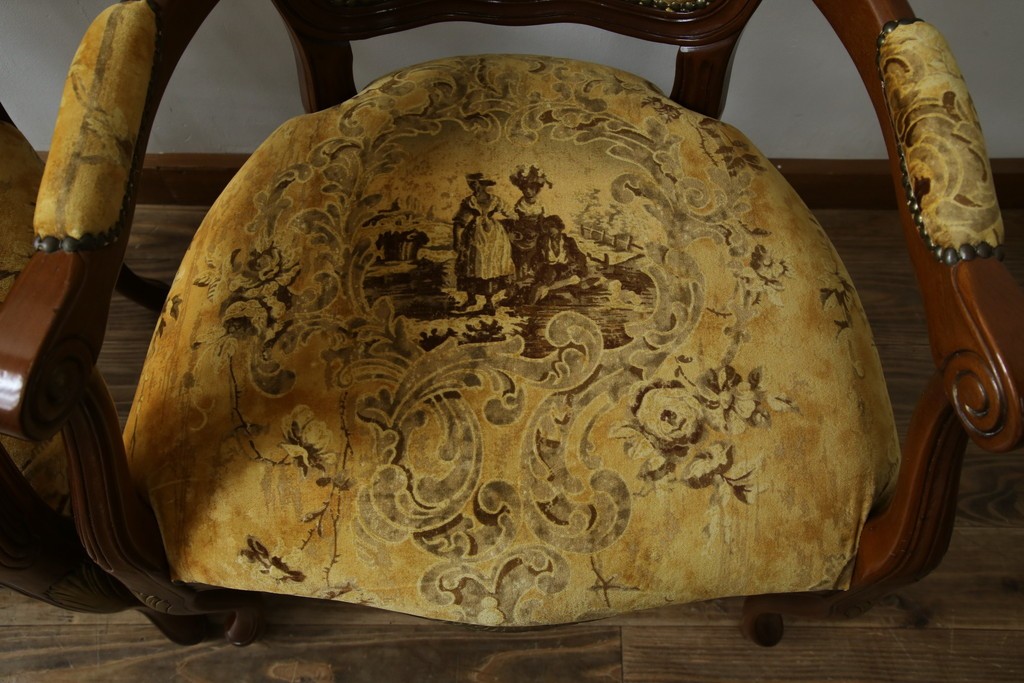 中古　美品　高級輸入家具エクセレンテ取り扱い　ウォールナットXゴールド　バロッコ(バロック)　繊細な彫刻が施された装飾が優雅な雰囲気を醸し出すアームチェア2脚　セット定価2脚で約24万5千円　(R-085727)