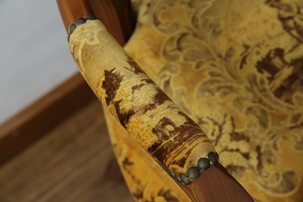 中古　美品　高級輸入家具エクセレンテ取り扱い　ウォールナットXゴールド　バロッコ(バロック)　繊細な彫刻が施された装飾が優雅な雰囲気を醸し出すアームチェア2脚　セット定価2脚で約24万5千円　(R-085727)