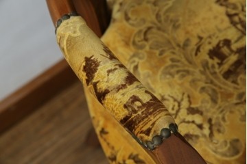 中古　美品　高級輸入家具エクセレンテ取り扱い　ウォールナットXゴールド　バロッコ(バロック)　繊細な彫刻が施された装飾が優雅な雰囲気を醸し出すアームチェア2脚　セット定価2脚で約24万5千円　(R-085727)