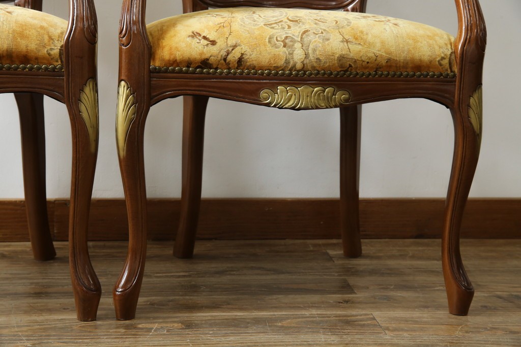 中古　美品　高級輸入家具エクセレンテ取り扱い　ウォールナットXゴールド　バロッコ(バロック)　繊細な彫刻が施された装飾が優雅な雰囲気を醸し出すアームチェア2脚　セット定価2脚で約24万5千円　(R-085727)