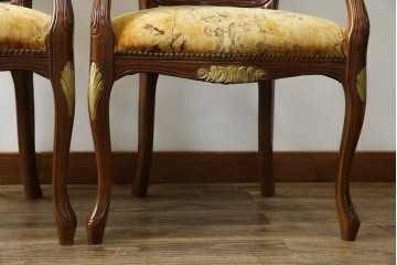 中古　美品　高級輸入家具エクセレンテ取り扱い　ウォールナットXゴールド　バロッコ(バロック)　繊細な彫刻が施された装飾が優雅な雰囲気を醸し出すアームチェア2脚　セット定価2脚で約24万5千円　(R-085727)