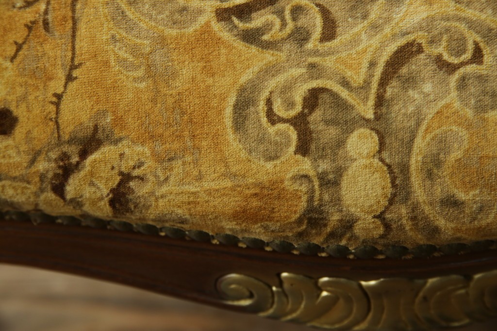 中古　美品　高級輸入家具エクセレンテ取り扱い　ウォールナットXゴールド　バロッコ(バロック)　繊細な彫刻が施された装飾が優雅な雰囲気を醸し出すアームチェア2脚　セット定価2脚で約24万5千円　(R-085727)