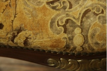 中古　美品　高級輸入家具エクセレンテ取り扱い　ウォールナットXゴールド　バロッコ(バロック)　繊細な彫刻が施された装飾が優雅な雰囲気を醸し出すアームチェア2脚　セット定価2脚で約24万5千円　(R-085727)