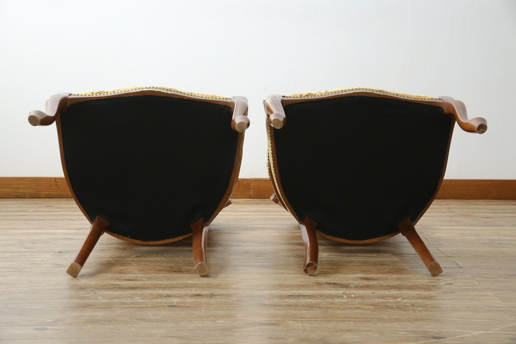 中古　美品　高級輸入家具エクセレンテ取り扱い　ウォールナットXゴールド　バロッコ(バロック)　繊細な彫刻が施された装飾が優雅な雰囲気を醸し出すアームチェア2脚　セット定価2脚で約24万5千円　(R-085727)