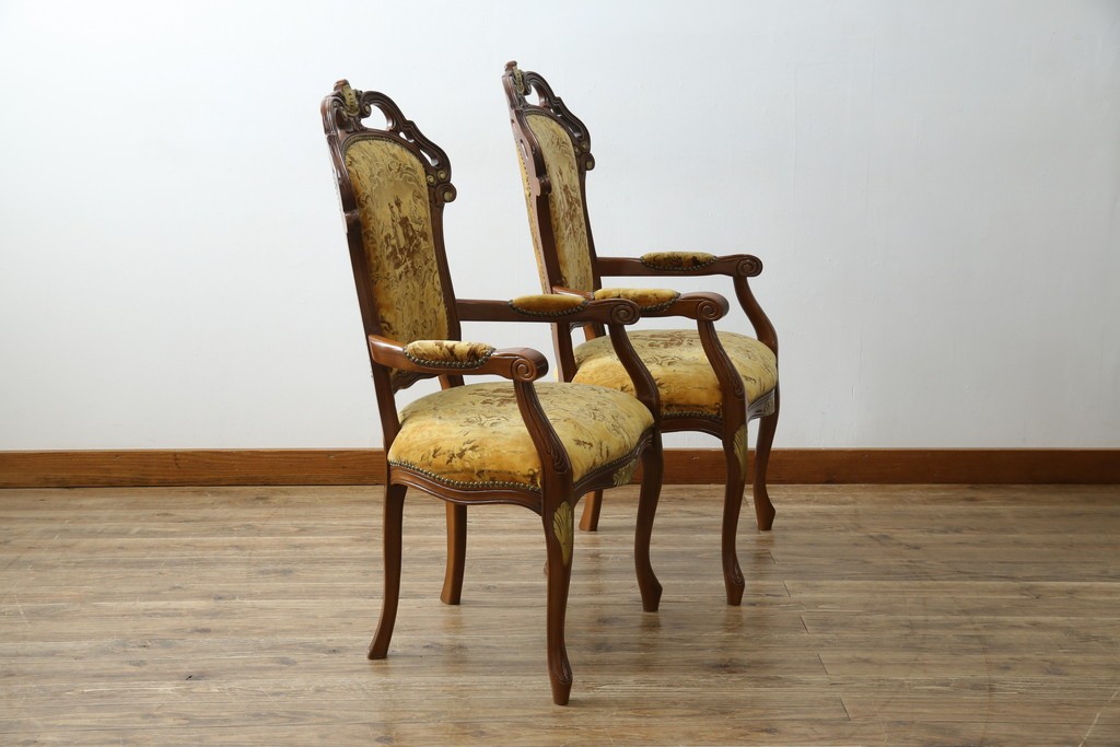 中古　美品　高級輸入家具エクセレンテ取り扱い　ウォールナットXゴールド　バロッコ(バロック)　繊細な彫刻が施された装飾が優雅な雰囲気を醸し出すアームチェア2脚　セット定価2脚で約24万5千円　(R-085727)