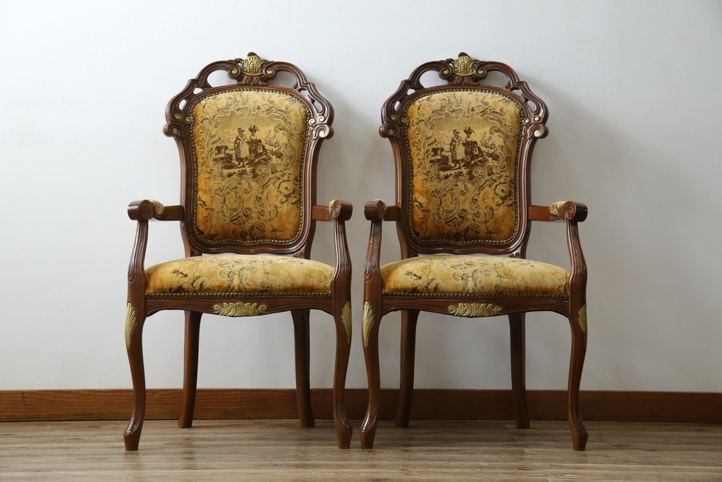 中古　美品　高級輸入家具エクセレンテ取り扱い　ウォールナットXゴールド　バロッコ(バロック)　繊細な彫刻が施された装飾が優雅な雰囲気を醸し出すアームチェア2脚　セット定価2脚で約24万5千円　(R-085727)